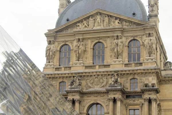 Louvre Louvre Müzesi'bina bakış. Louvre Müzesi dünya çapında en büyük ve en çok ziyaret edilen müzelerinden biridir. Çamaşır makinesi Cam Piramit da Louvre'da