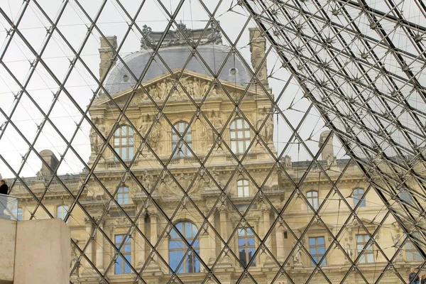 Louvre Louvre Müzesi'bina bakış. Louvre Müzesi dünya çapında en büyük ve en çok ziyaret edilen müzelerinden biridir. Çamaşır makinesi Cam Piramit da Louvre'da