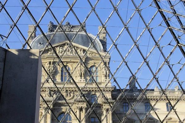 Louvre Louvre Müzesi'bina bakış. Louvre Müzesi dünya çapında en büyük ve en çok ziyaret edilen müzelerinden biridir. Çamaşır makinesi Cam Piramit da Louvre'da