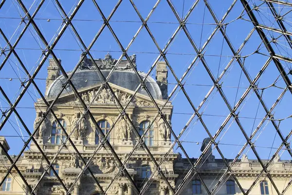 Louvre Louvre Müzesi'bina bakış. Louvre Müzesi dünya çapında en büyük ve en çok ziyaret edilen müzelerinden biridir. Çamaşır makinesi Cam Piramit da Louvre'da