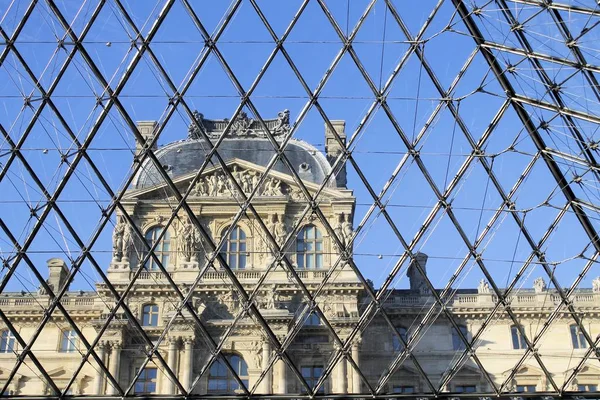 Louvre Louvre Müzesi'bina bakış. Louvre Müzesi dünya çapında en büyük ve en çok ziyaret edilen müzelerinden biridir. Çamaşır makinesi Cam Piramit da Louvre'da