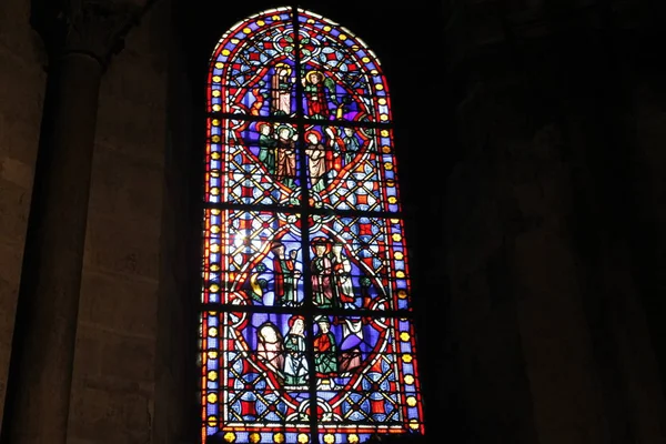 2018 彩色玻璃窗户在圣母院 — 图库照片
