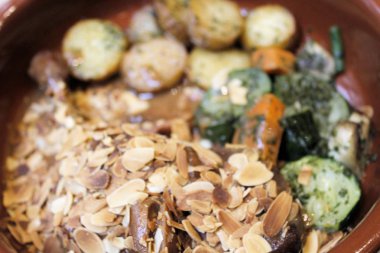 badem ve kabak, havuç, patates ve mantar ile güveç