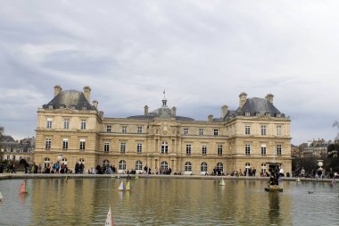 Paris, Fransa - 04/02/2018: ünlü Tuileries Bahçesi. Jardin des Tuileries Louvre Müzesi ve Place de la Concorde arasında yer alan bir kamu bahçe olduğunu