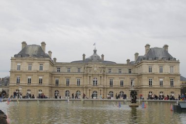 Paris, Fransa - 04/02/2018: ünlü Tuileries Bahçesi. Jardin des Tuileries Louvre Müzesi ve Place de la Concorde arasında yer alan bir kamu bahçe olduğunu