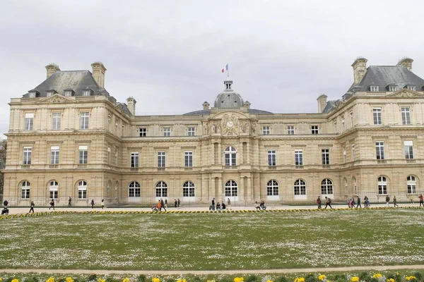 Paris, Fransa - 04/02/2018: ünlü Tuileries Bahçesi. Jardin des Tuileries Louvre Müzesi ve Place de la Concorde arasında yer alan bir kamu bahçe olduğunu