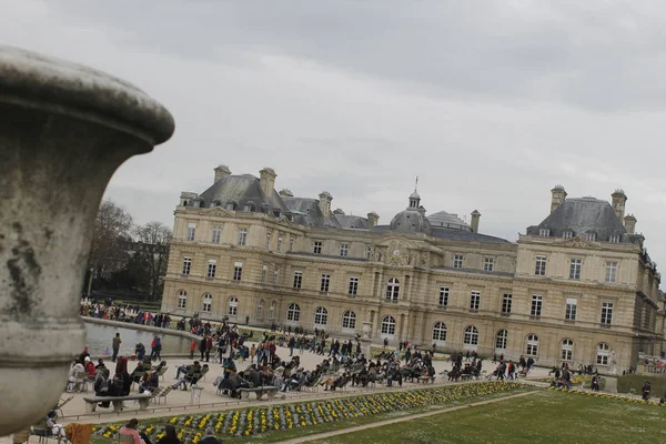 Paris, Fransa - 04/02/2018: ünlü Tuileries Bahçesi. Jardin des Tuileries Louvre Müzesi ve Place de la Concorde arasında yer alan bir kamu bahçe olduğunu