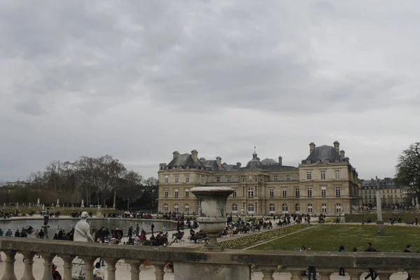 Paris, Fransa - 04/02/2018: ünlü Tuileries Bahçesi. Jardin des Tuileries Louvre Müzesi ve Place de la Concorde arasında yer alan bir kamu bahçe olduğunu