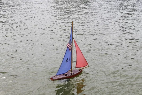 Spielzeug Segelboote Einem Teich — Stockfoto