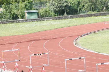 Atlet parça veya yeşil çayırlar arasında koşu parkuru