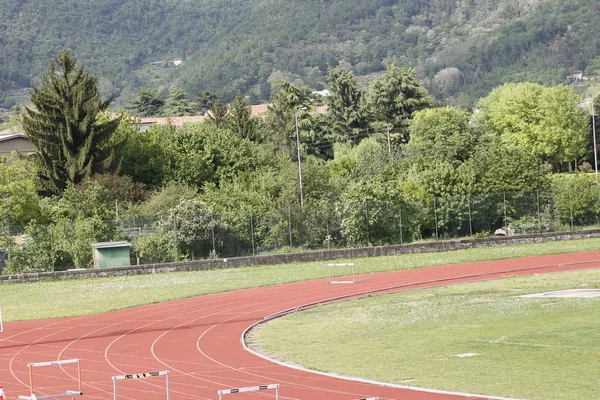 Pista Atletas Pista Atletismo Entre Prados Verdes —  Fotos de Stock