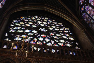 Sainte Chapelle kutsal Şapel Paris, Fransa. Sainte Chapelle Paris ve şehrin en ünlü anıtlarından bir kraliyet Ortaçağ Gotik kilise olduğunu.