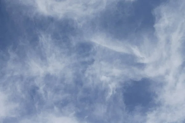 Nuages Blancs Contre Ciel Bleu — Photo