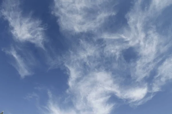 Nuages Blancs Contre Ciel Bleu — Photo