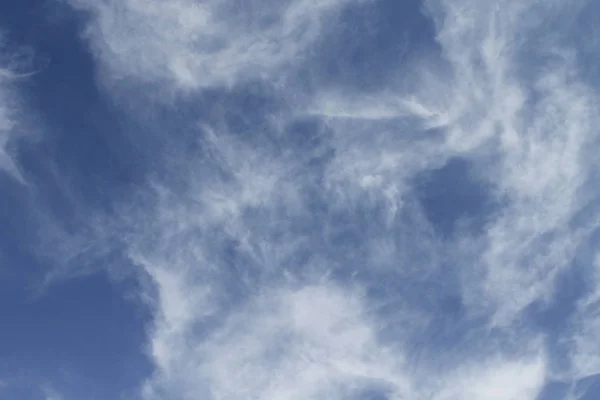 Nuages Blancs Contre Ciel Bleu — Photo