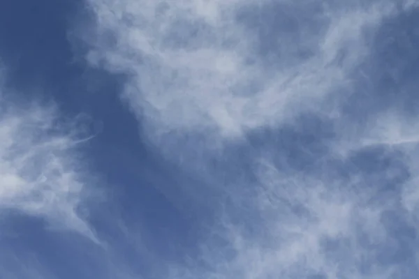 Nuages Blancs Contre Ciel Bleu — Photo