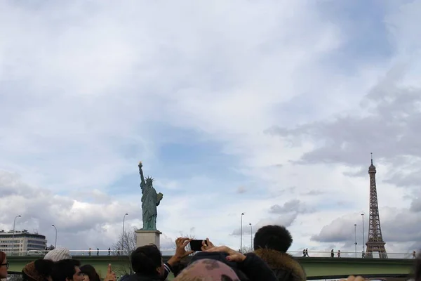 Париж Франция 2018 Маленькая Статуя Свободы Париже — стоковое фото