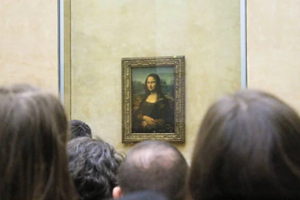 2018 达芬奇的 蒙娜丽莎 在卢浮宫博物馆2015年5月13日在巴黎法国 这幅画是世界上最著名的作品之一 — 图库照片