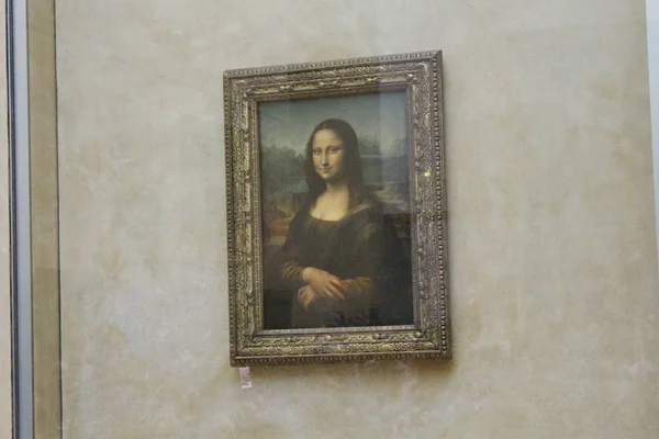 2018 达芬奇的 蒙娜丽莎 在卢浮宫博物馆2015年5月13日在巴黎法国 这幅画是世界上最著名的作品之一 — 图库照片