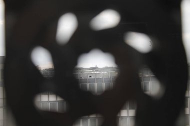 Metalik geometrik formu aracılığı ile mimarisi