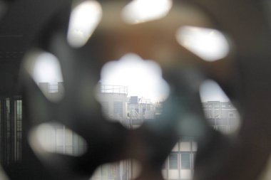 Metalik geometrik formu aracılığı ile mimarisi