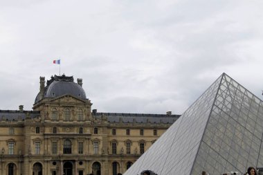 Louvre Louvre Müzesi'bina bakış. Louvre Müzesi dünya çapında en büyük ve en çok ziyaret edilen müzelerinden biridir. Çamaşır makinesi Cam Piramit da Louvre'da
