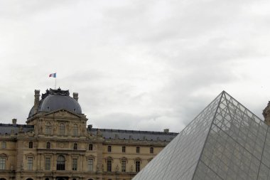Louvre Louvre Müzesi'bina bakış. Louvre Müzesi dünya çapında en büyük ve en çok ziyaret edilen müzelerinden biridir. Çamaşır makinesi Cam Piramit da Louvre'da