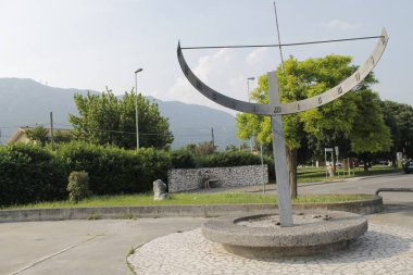 Güneş saat olarak kullanılan eski demir mimarisi