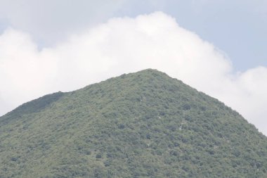 park ve dağ arka planda görüntülemek