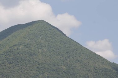 park ve dağ arka planda görüntülemek