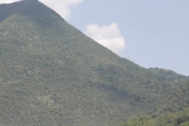 park ve dağ arka planda görüntülemek