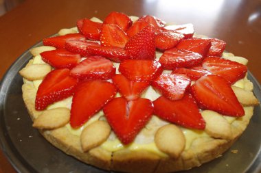 Çilekli pastayı kapat.