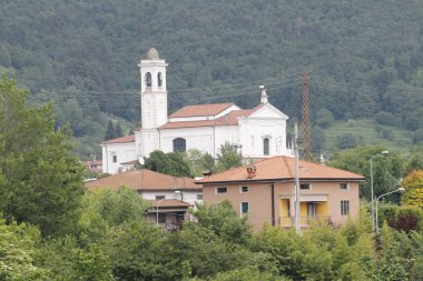 Kilisenin çan kulesi, Kuzey Italya'nin yemyeşil dağlar arasında