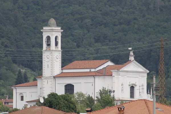 Iglesia Con Campanario Entre Las Verdes Montañas Del Norte Italia —  Fotos de Stock