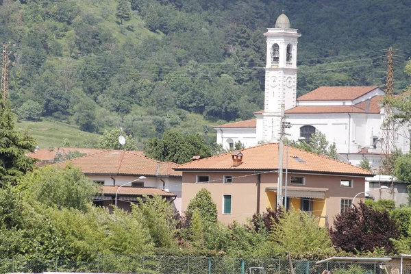 鐘楼イタリア北部の緑豊かな山の中のある教会 — ストック写真