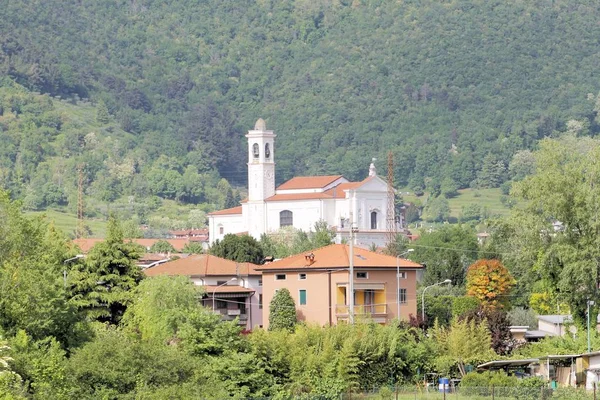 Igreja Com Torre Sineira Entre Montanhas Verdejantes Norte Itália — Fotografia de Stock