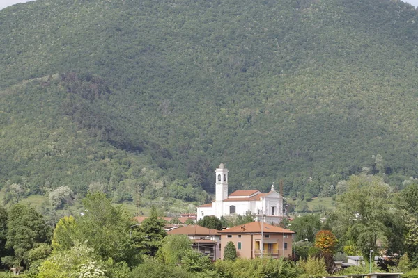 Kilisenin Çan Kulesi Kuzey Italya Nin Yemyeşil Dağlar Arasında — Stok fotoğraf