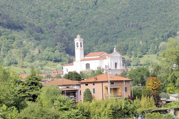 Kościół Dzwonnicą Wśród Zielonych Gór Północnych Włoszech — Zdjęcie stockowe