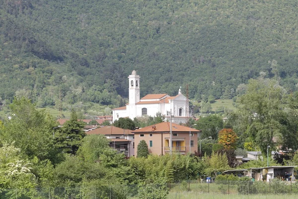 Igreja Com Torre Sineira Entre Montanhas Verdejantes Norte Itália — Fotografia de Stock