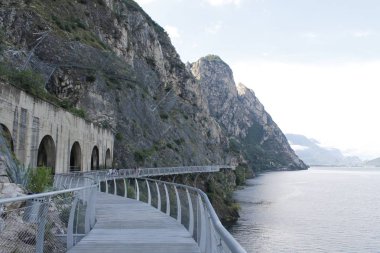 Bisiklet yolu ve Garda Gölü üzerinden patika Limone sul Garda, Lombardiya, İtalya