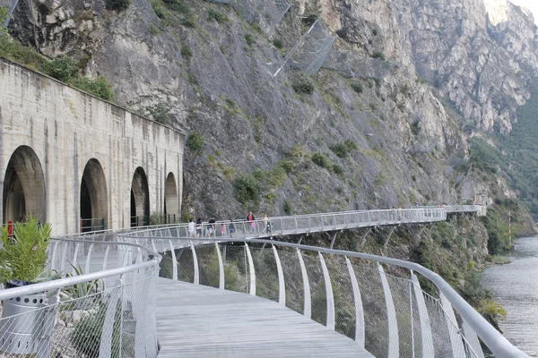 Cykel Landsväg Och Vandringsled Över Gardasjön Limone Sul Garda Lombardiet — Stockfoto