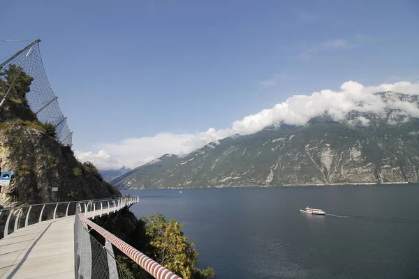 Droga Dla Rowerzystów Chodnik Nad Jeziorem Garda Limone Sul Garda — Zdjęcie stockowe