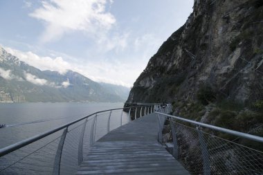 Bisiklet yolu ve Garda Gölü üzerinden patika Limone sul Garda, Lombardiya, İtalya