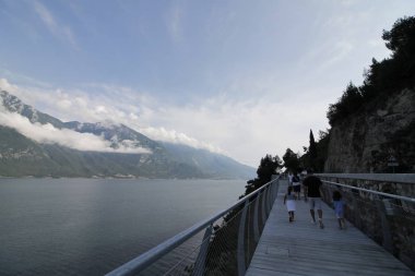 Bisiklet yolu ve Garda Gölü üzerinden patika Limone sul Garda, Lombardiya, İtalya