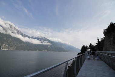 Bisiklet yolu ve Garda Gölü üzerinden patika Limone sul Garda, Lombardiya, İtalya
