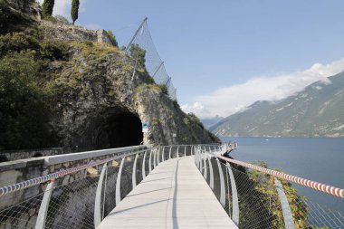 Bisiklet yolu ve Garda Gölü üzerinden patika Limone sul Garda, Lombardiya, İtalya