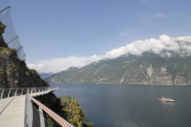 Bisiklet yolu ve Garda Gölü üzerinden patika Limone sul Garda, Lombardiya, İtalya