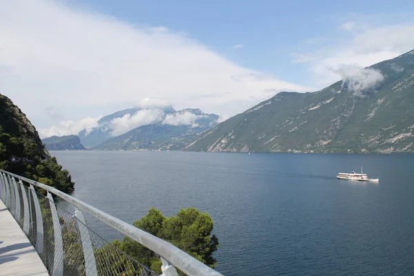 Droga Dla Rowerzystów Chodnik Nad Jeziorem Garda Limone Sul Garda — Zdjęcie stockowe