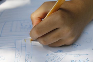 çocuğun el ile kalem çizimi 