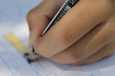 çocuğun el ile kalem çizimi 